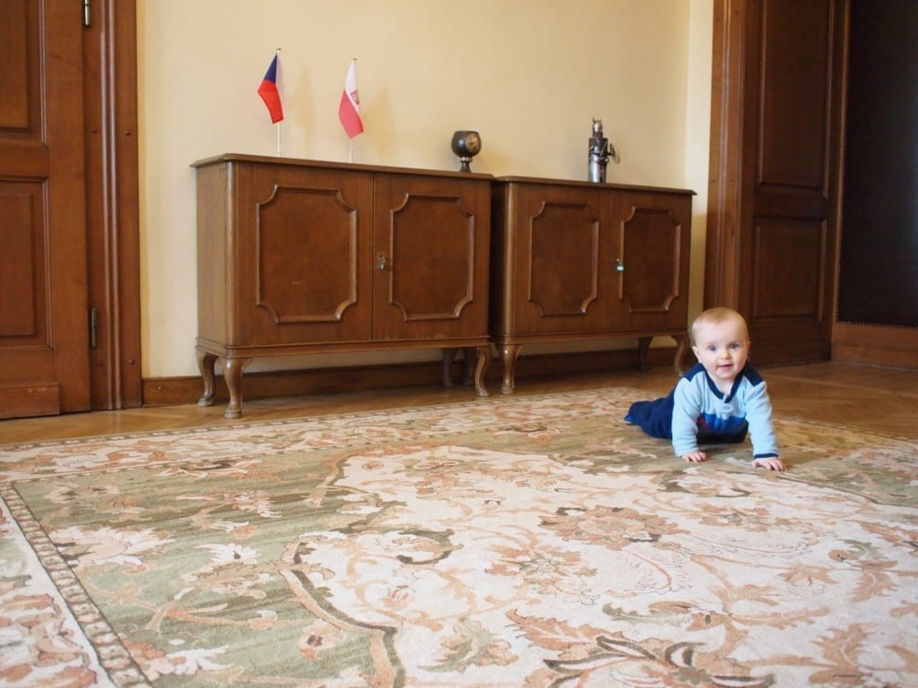 ...a nawet w ambasadzie, gdzie Chrucz czuje się jakby urodził się dyplomatą.