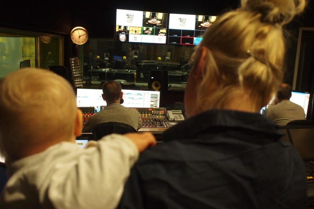 Dlatego tak podoba mu się w radio, gdzie jest tyle kolorowych guziczków!