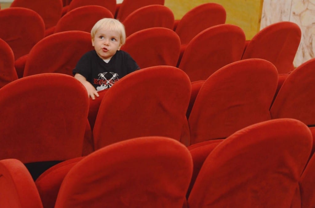 Widownia teatru w Offidzie. Spektakl będzie dopiero wieczorem, ale już są pierwsi słuchacze...