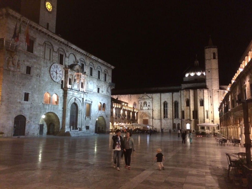 Piazza w Ascoli Piceno – stolicy regionu. Trawertynowe płyty lśniły, jak lustro.