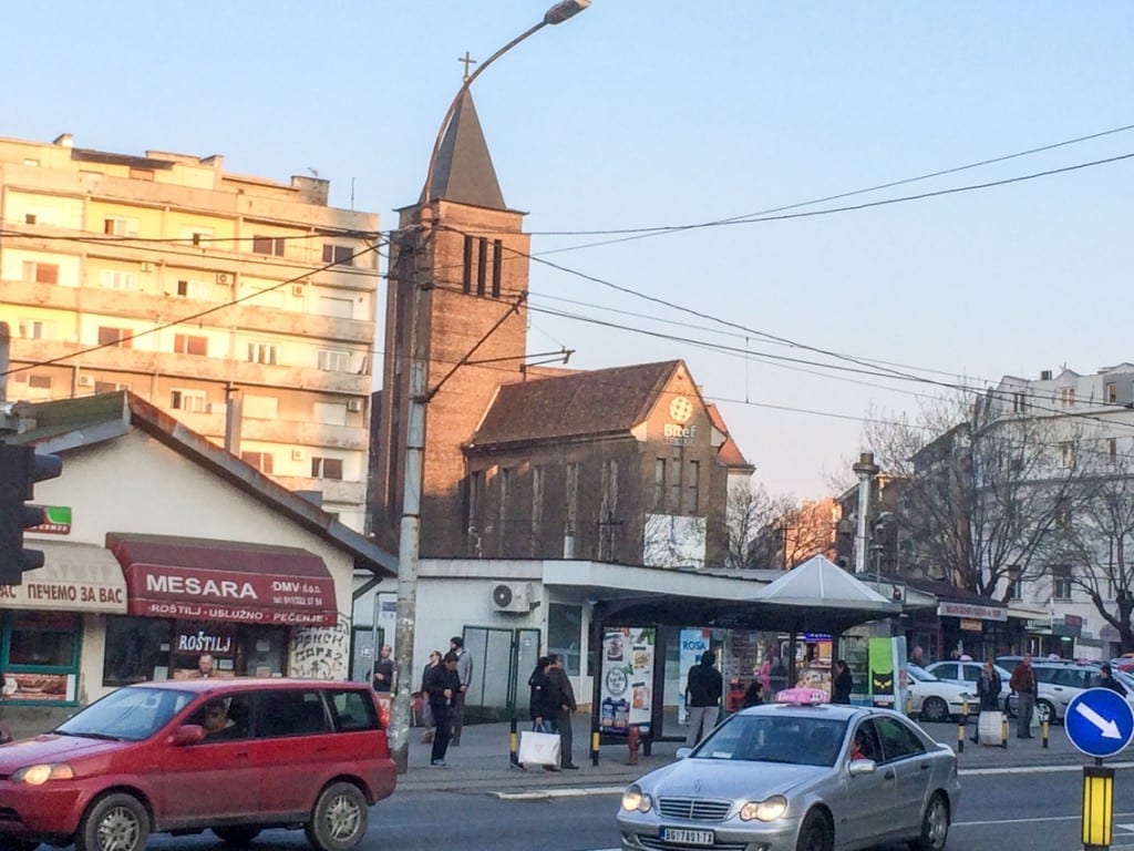 Znak czasów – to nie kościół, tylko jeden z belgradzkich teatrów...