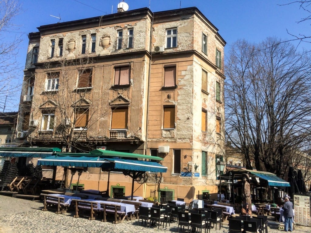 Odrapane, ale szlachetne budynki w dzielnicy cyganerii.