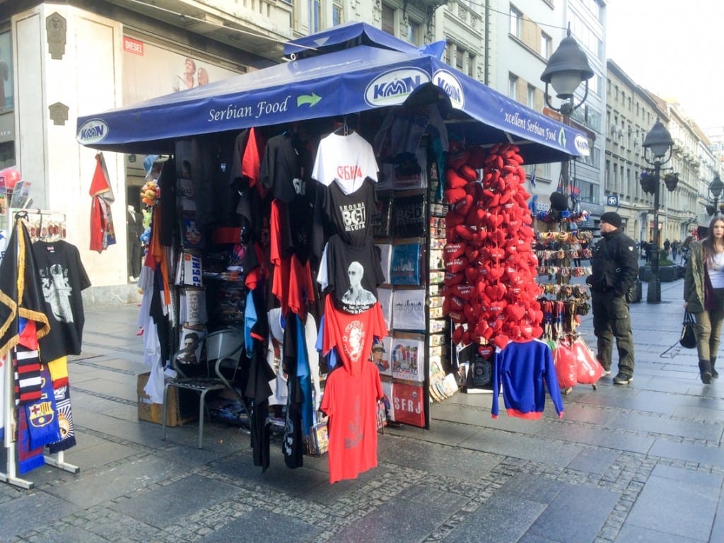 Stoisko z prorosyjskimi koszulkami na głównym deptaku.
