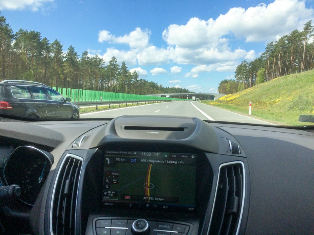 Mkniemy autostradą w stronę Dolnej Saksonii. Z postojem to 2 razy po 4 godziny.