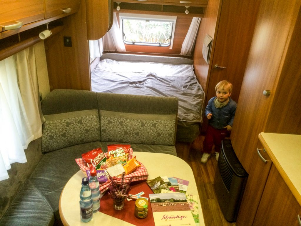 Wnętrze naszego campera jest niesamowicie przestronne i ustawne. Chruczek uwielbia swój "wagon" do spania. Żałuje tylko, że nie jedzie...