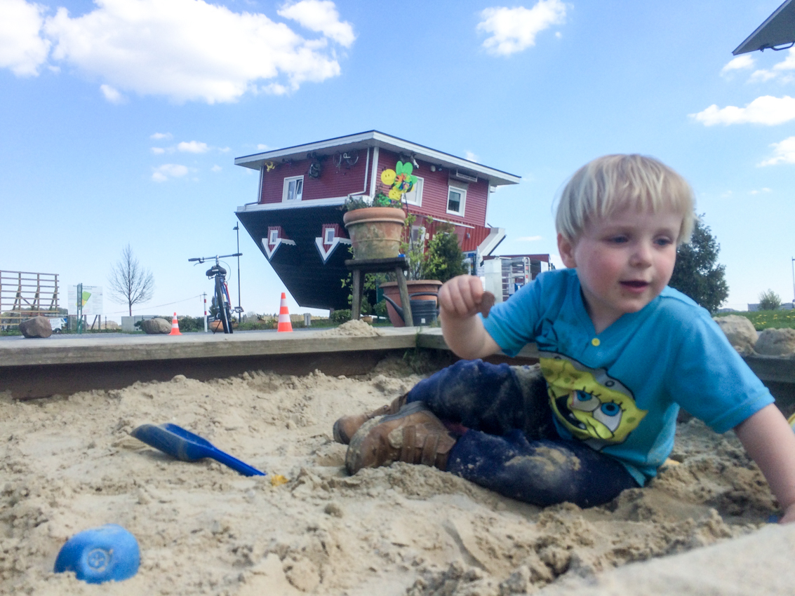 Dom to największa atrakcja dla młodzieży. Chruczek docenił za to całkiem zwyczajną piaskownicę nieopodal domu.