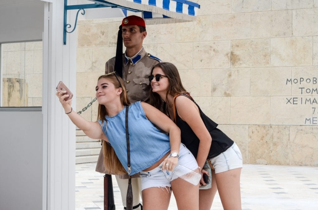 Selfie ze strażnikiem grobu Nieznanego Żołnierza. Naszym zdaniem, nieco kontrowersyjna pamiątka z Grecji.