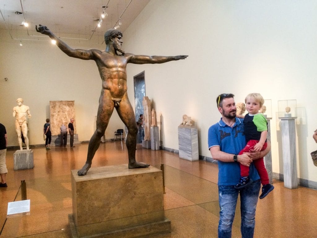 Zeus Gromowładny (albo Posejdon – bo archeolodzy nie są pewni) – pierwszy z lewej.