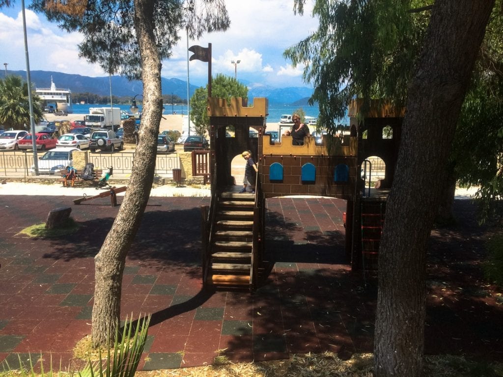Plac zabaw, dwa kroki od portu w Poros.