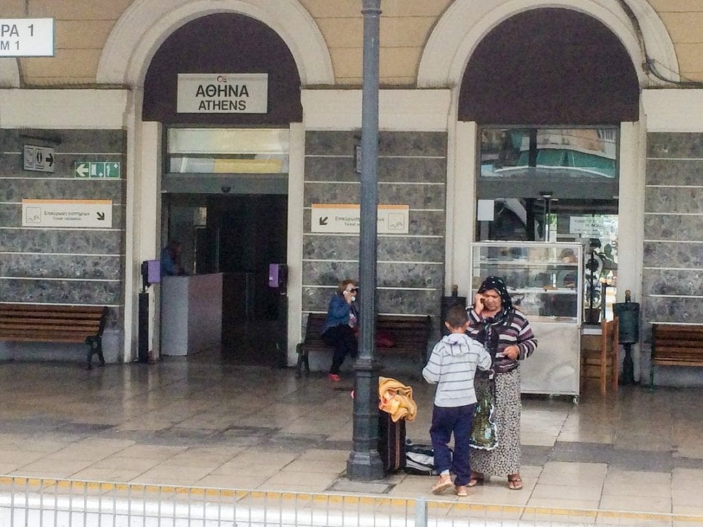 Na dworcu kolejowym w Atenach.