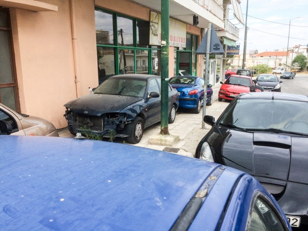 Chodnik w Koryncie służy samochodom.