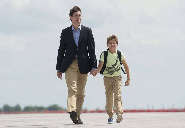 Justin Trudeau z dziewięcioletnim Xavierem na lotnisku w Warszawie.