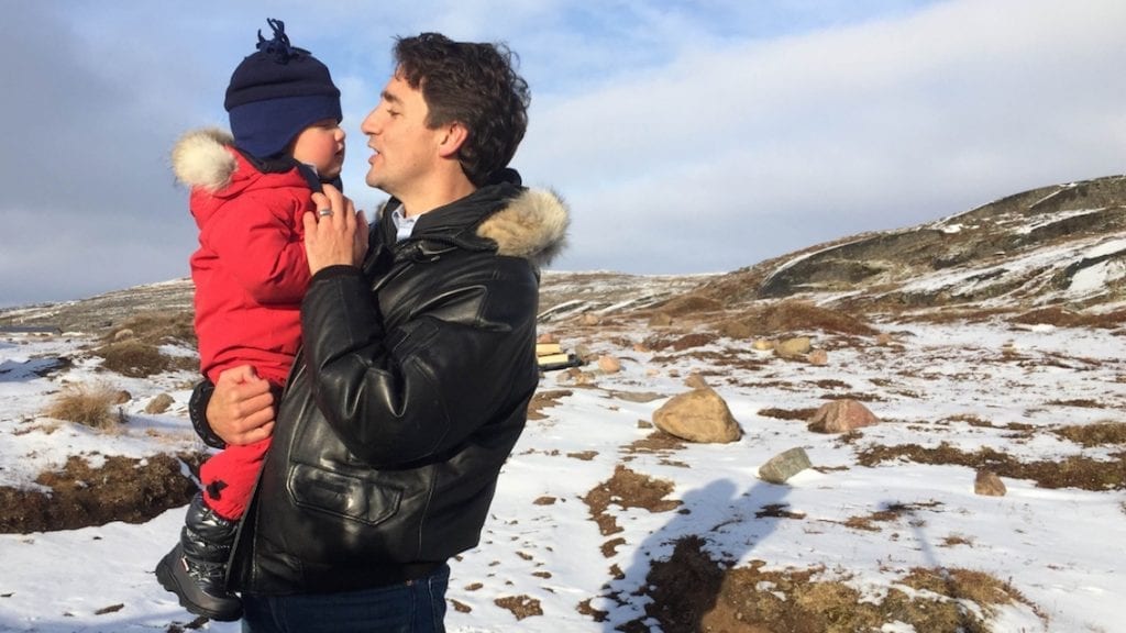 Wspólne chwile Justina Trudeau z małym Hadrianem.