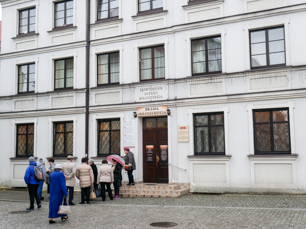 Tłumy przed dawnym domem zakonnym św. Siostry Faustyny.