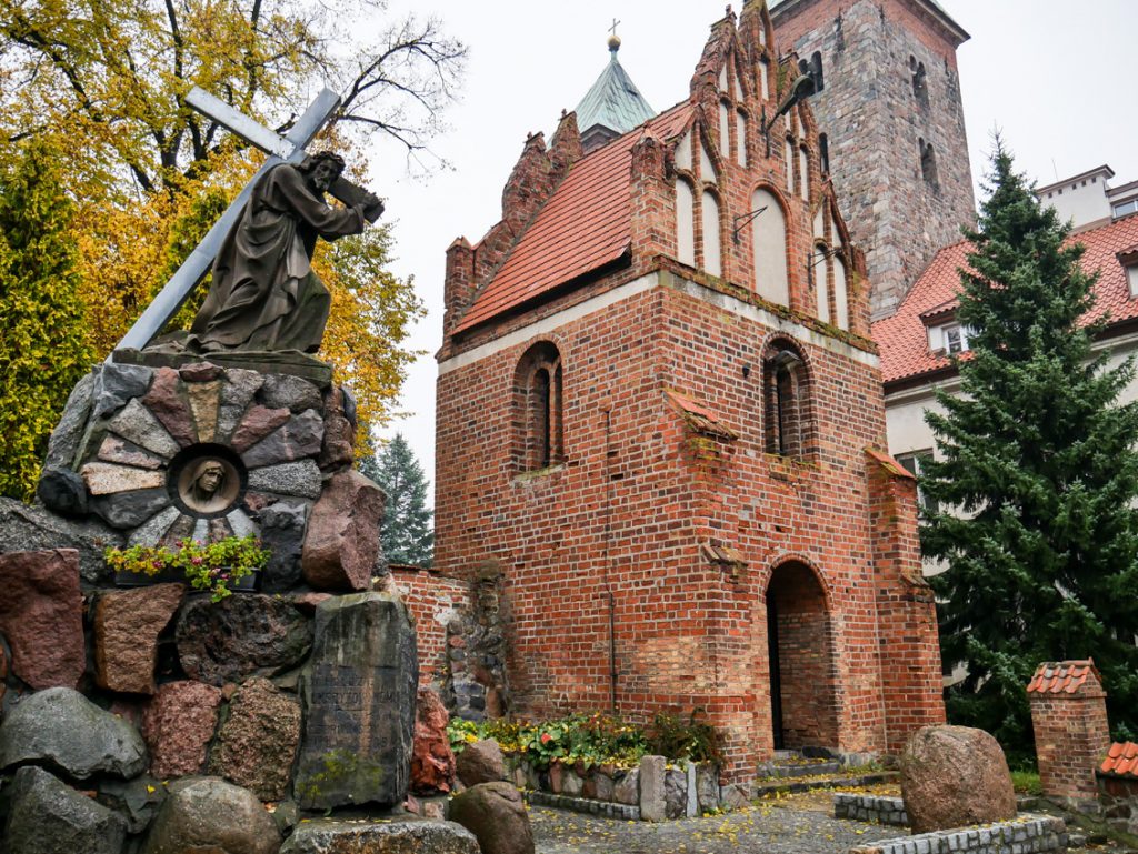 Potężny kompleks klasztorny w Czerwińsku był świadkiem wielu historycznych wydarzeń.