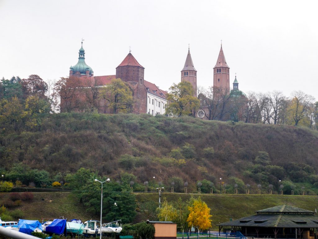 Piastowski zamek Książąt Mazowieckich i romańska katedra.