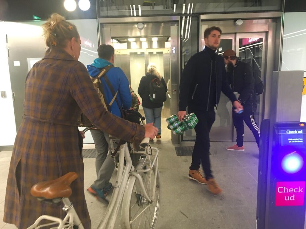 Piwo i rower. Typowy widok w metrze. Kopenhaga komunikacja miejska.