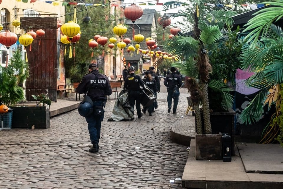 Christiania, Kopenhaga. Nalot policji na głównej ulicy Pusher Street.