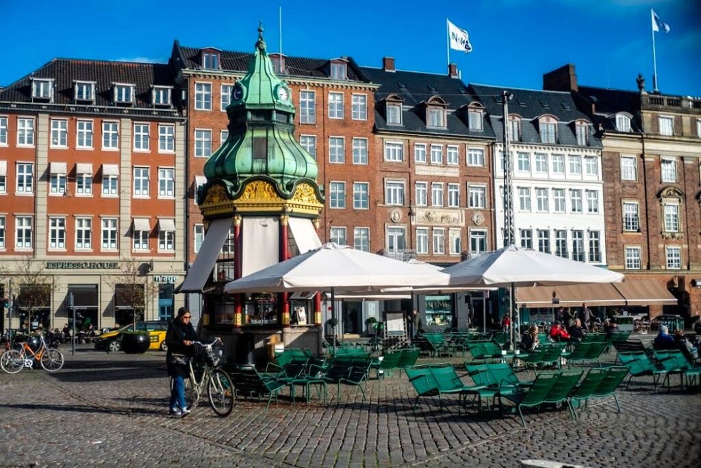 Dawna budka telefoniczna, dziś kawiarnia. Kongens Nytorv, Kopenhaga.