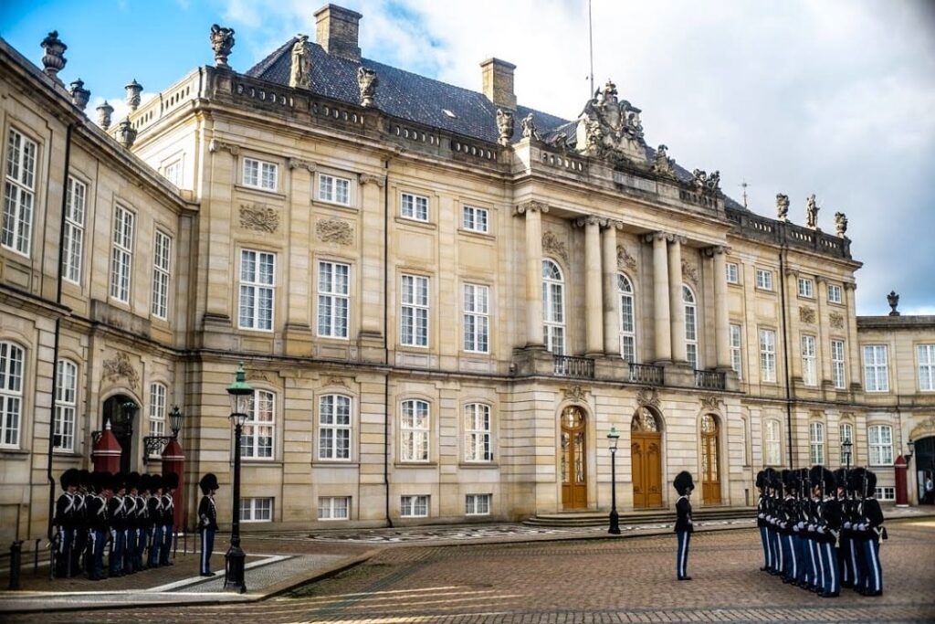 Zmiana warty pod pałacem Amalienborg, Kopenhaga.