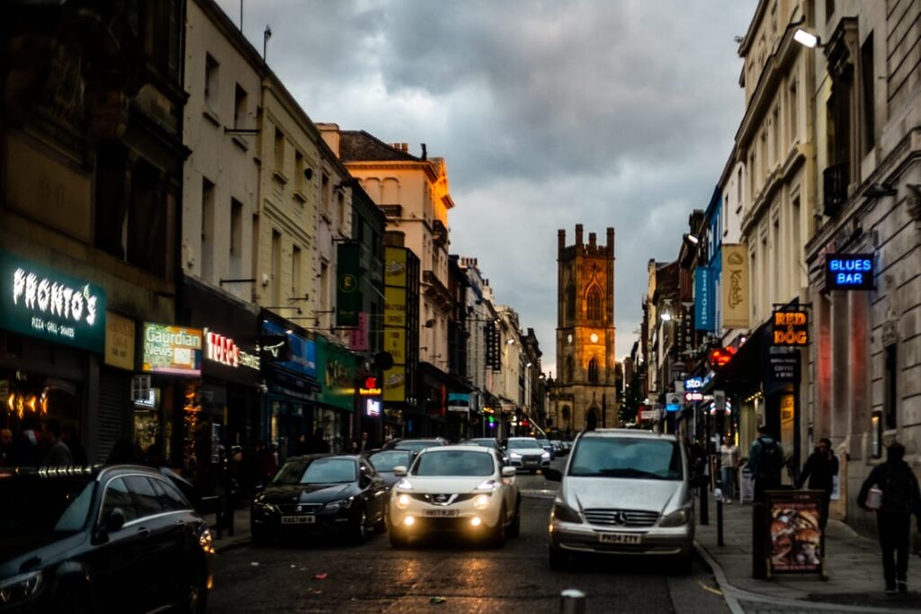 Liverpool, kościół św. Łukasza widoczny z głównej ulicy obecnej Chińskiej Dzielnicy. Widać neogotycką wieżę i zegar. Gdy podejdziemy bliżej, zobaczymy, że to tylko wypalony mur.