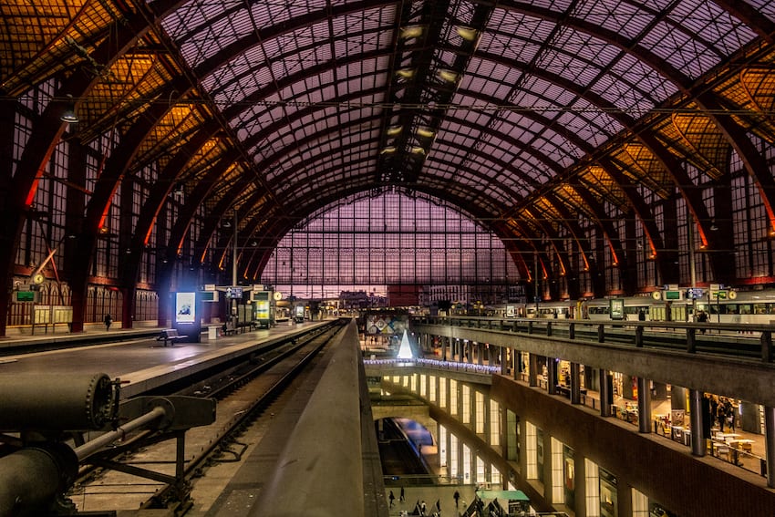 Hala dworca Antwerpen Centraal.