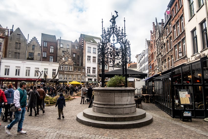 Antwerpia, plac przed katedrą