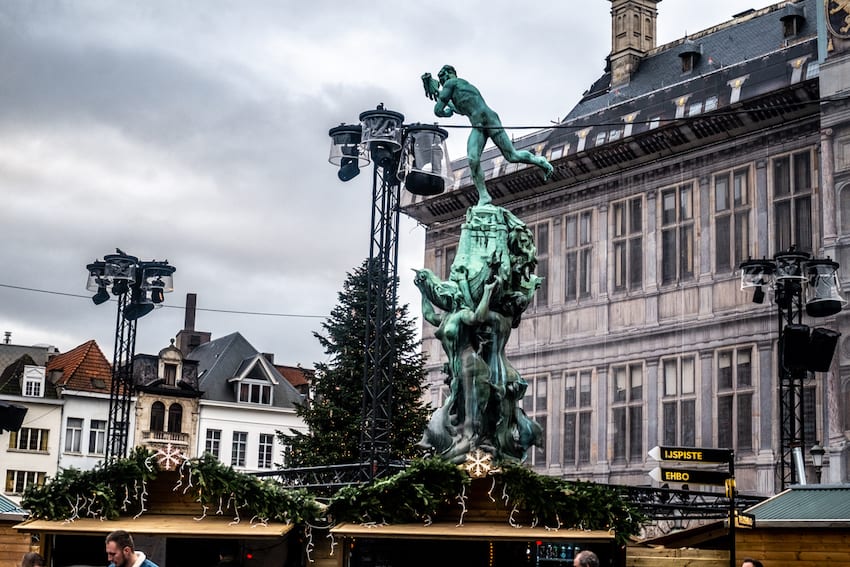 Fontanna Brabo na rynku przed Ratuszem. Antwerpia