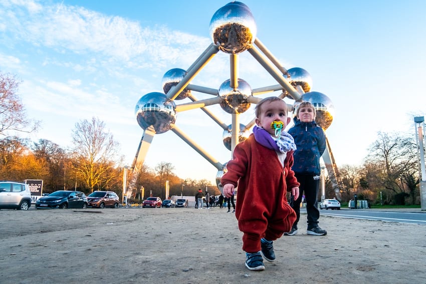 Wili i Lara przy Atomium