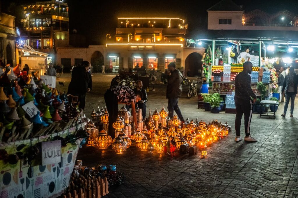 Zapada wieczór na głównym placu Marakeszu