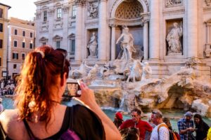 rzym fontanna di trevi – tam jest zawsze straszny tłok