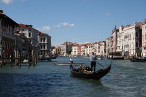 wenecja gondola komunikacja miejska