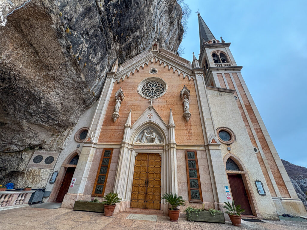 sanktuarium Madonna della Corona